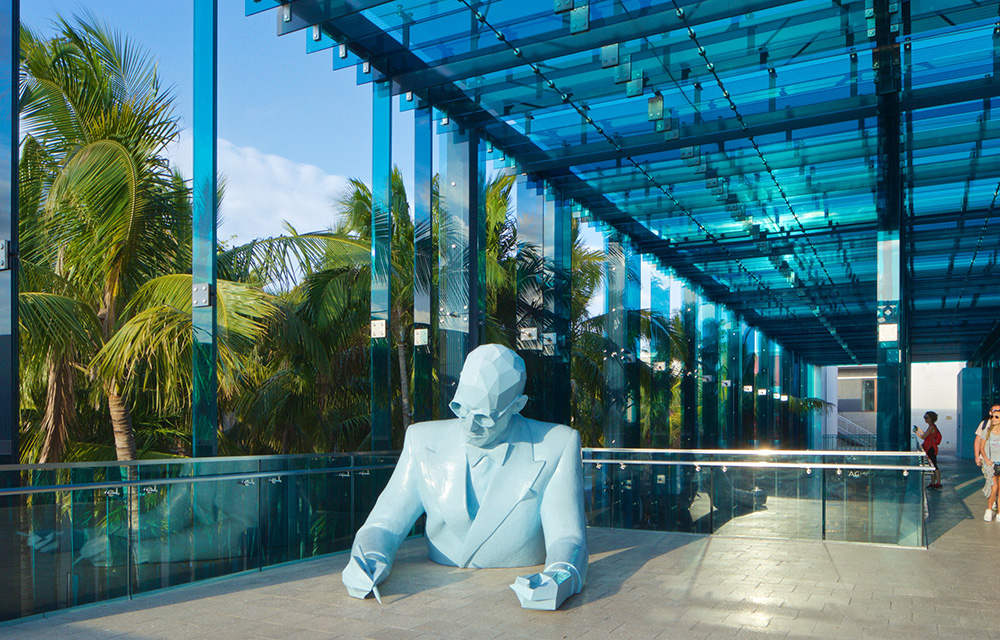 Estátua de um homem em um shopping de Miami