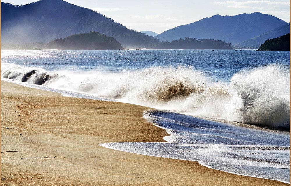 Ondas na beira da praia de Massaguaçu em Caraguatatuba