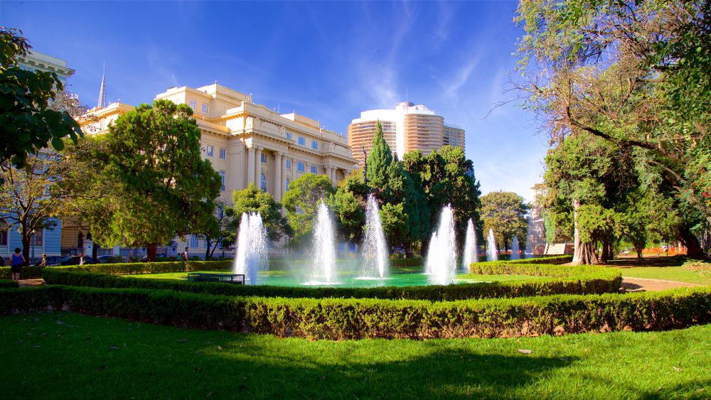 Fonte da Praça da Liberdade com o Palácio da Liberdade ao fundo