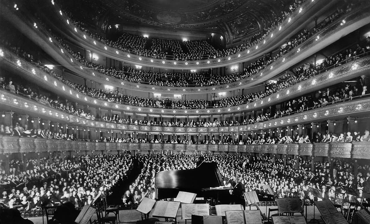 Por dentro da famosa Opera House de Sidney. A linda e moderna estrutura de fora em equilíbrio com a beleza mais tradicional de seu interior