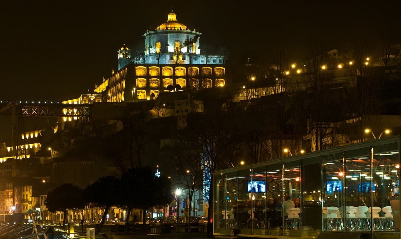 A badalada noite do Porto: muitas luzes e pessoas nas ruas mantém o ambiente animado