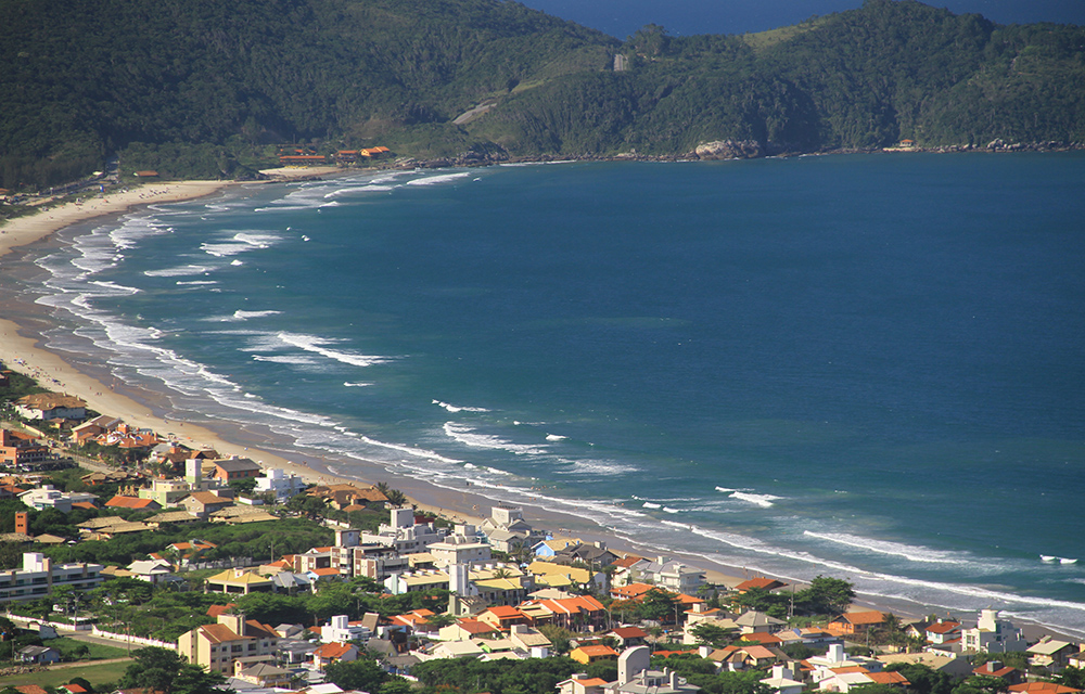 Vista aérea da Praia do Mariscal em Bombinhas, Santa Catarina