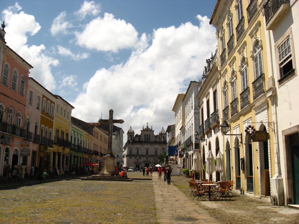 Rua histórica de salvador com pedestres
