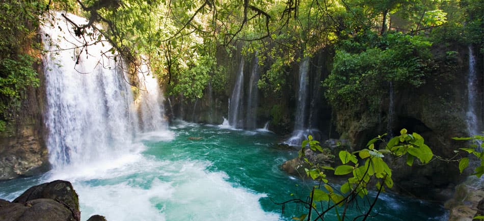 Natureza presente também na região, com diversos lugares para mergulhar e se refrescar