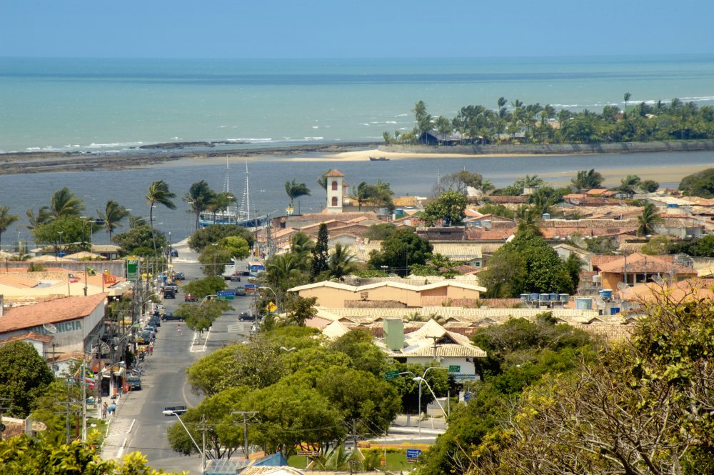 Vista parcial da praia e da cidade de Porto Seguro