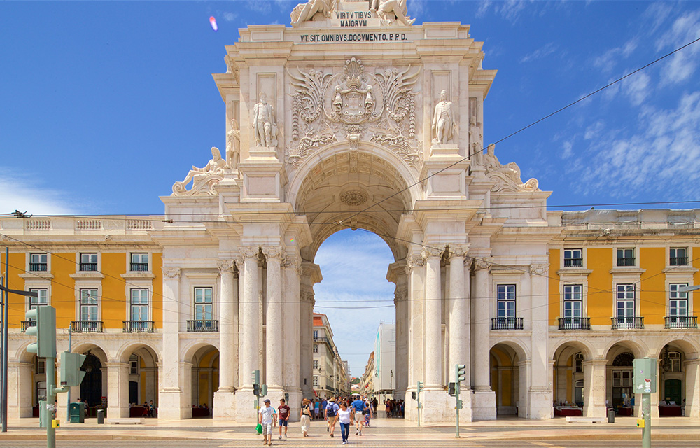 Vista fronta do Arco na Praça do Comércio