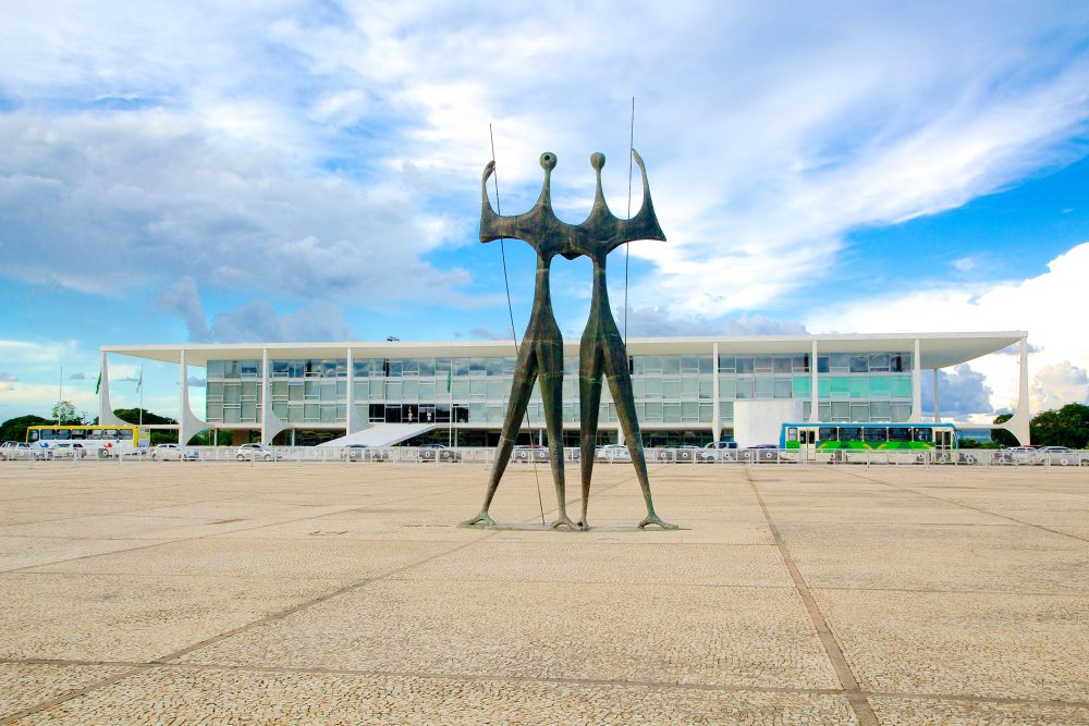 Monumento "Os candangos" ou "Dois guerreiros" com o prédio ao fundo