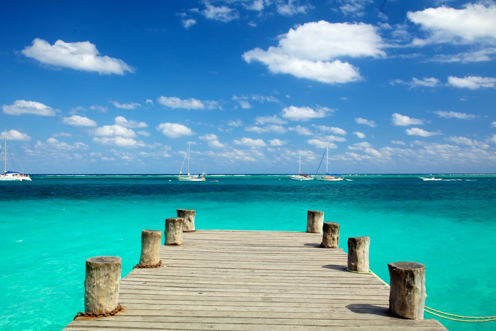 Vista de um píer para a praia em Cancún