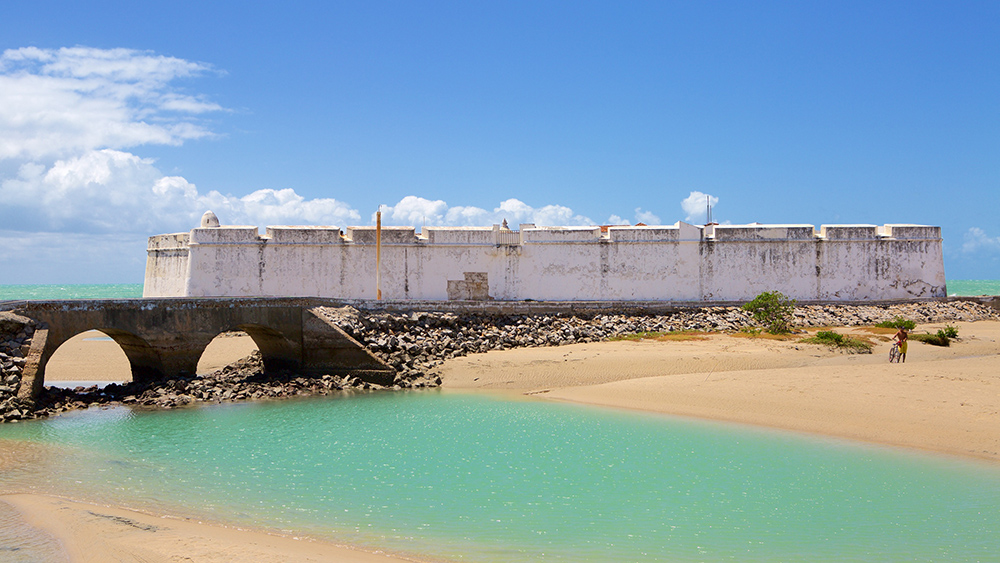 Piscina natural com o Forte dos Reis Magos ao fundo
