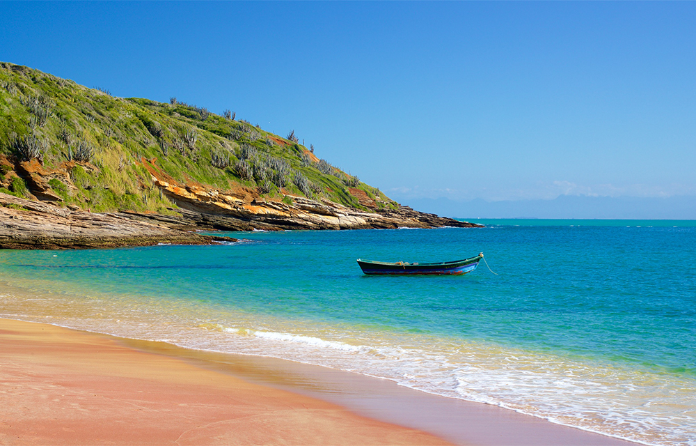 Praia João Fernandes com um barco na água