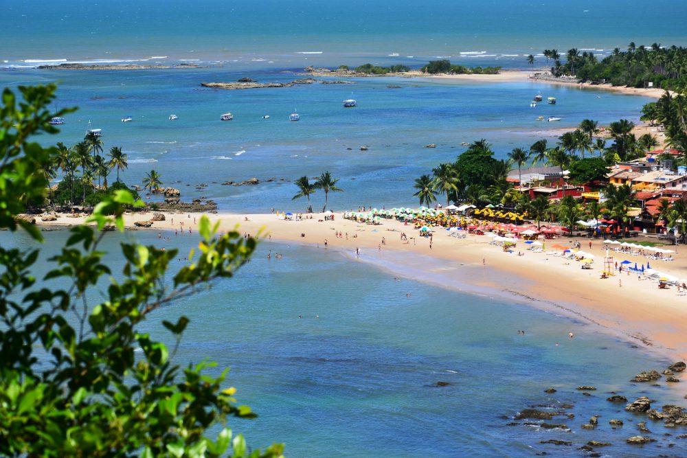 Vista do mar e da faixa de areia da praia de Morro de São Paulo na Bahia