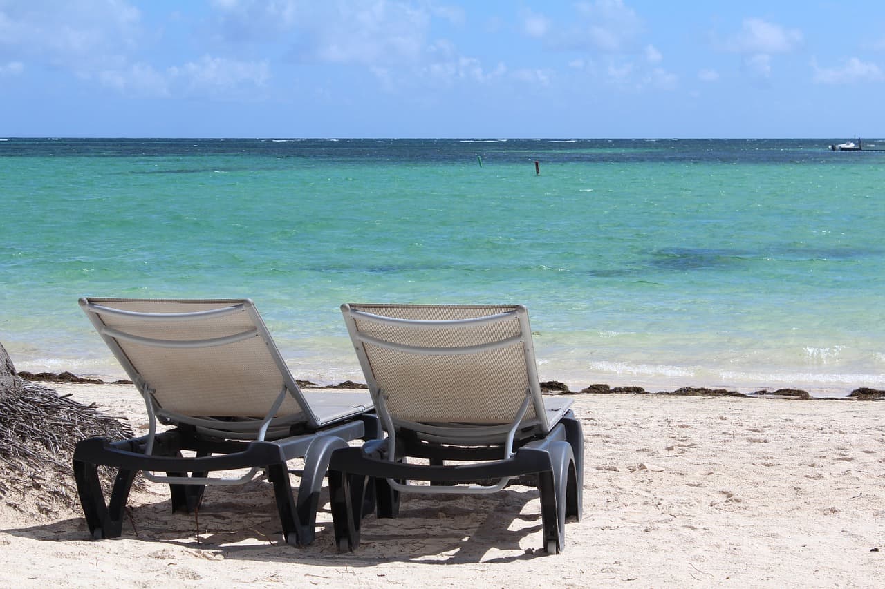 Todas as praias com mar azul e muitos lugares para relaxar com as vistas maravilhosas