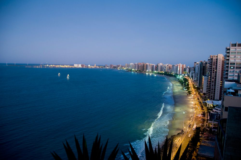 Vista aérea da praia e da cidade de Fortaleza