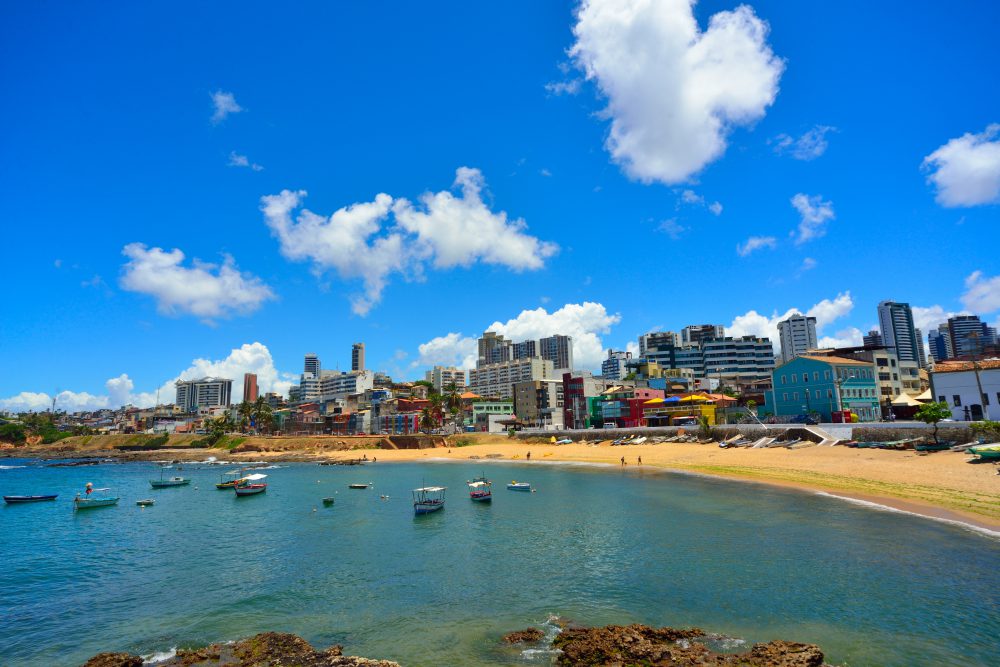 Vista do mar de Praia do Rio Vermelho com a cidade de Salvador