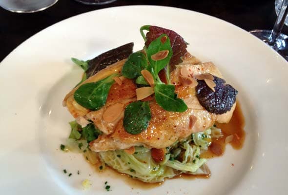 Frango assado com vegetais frescos do