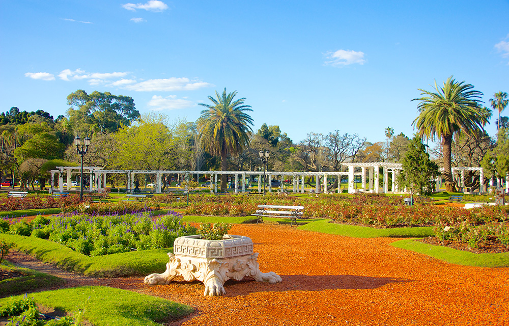 Jardins do Rosedal com uma pequena escultura branca no meio