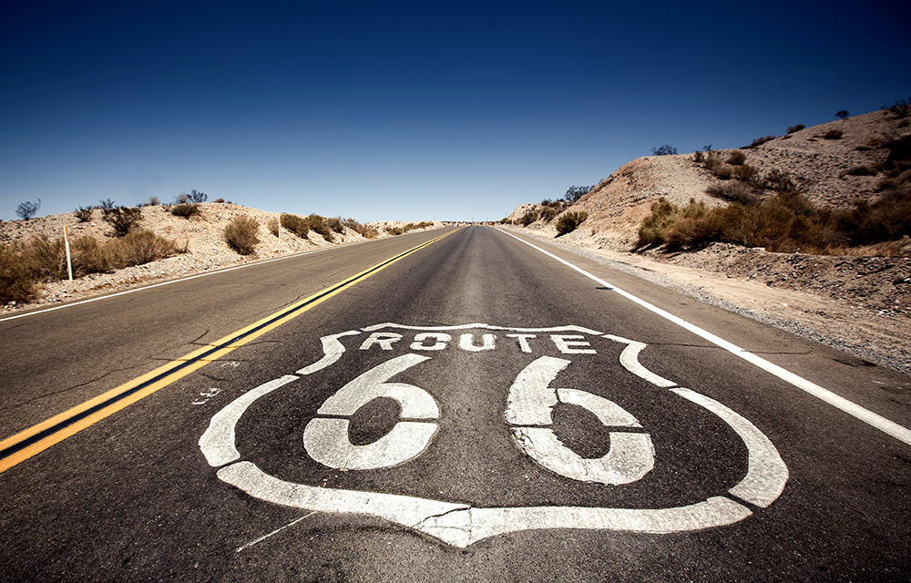 Estrada Rota 66 nos Estados Unidos com o logotipo da Route 66 pintado no asfalto