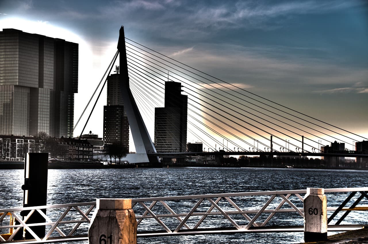 A famosa ponte Erasmusbrug