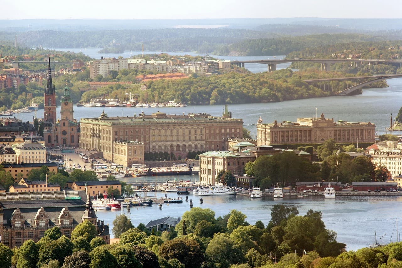 Estocolmo conta com muitas áreas verdes, natureza, mesmo aqui, ao redor do palácio real