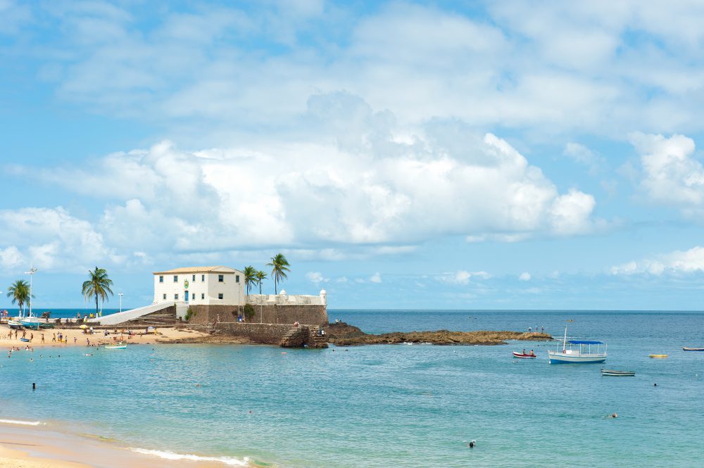 Mar com farol ao fundo em Salvador na Bahia