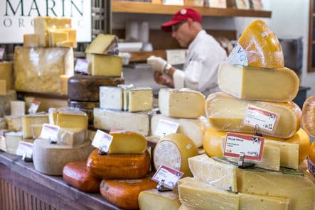 Variedades de queijos, frios e tudo que um mercado local permite: alimentos frescos e deliciosos 