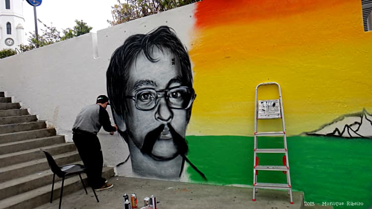 Produção do retrato de Leminski na entrada da Galeria Júlio Moreira