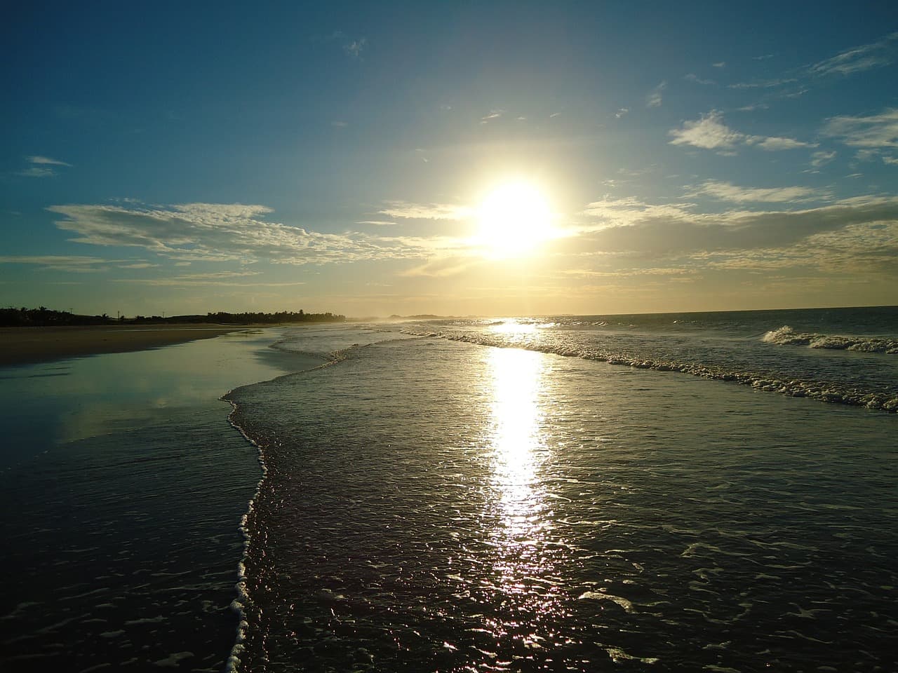 O litoral nordestino pode ser comparado a qualquer bela praia no Caribe, com mar azul, areia branca e fina e para completar o charme local, com restaurantes de frutos do mar frescos e boas pedidas
