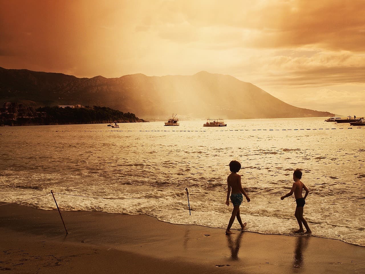 A praia é sempre uma boa opção para viajar com crianças. O passeio em si, com a combinação natureza, brincadeiras e sol já relaxa e distrai crianças de todas as idades