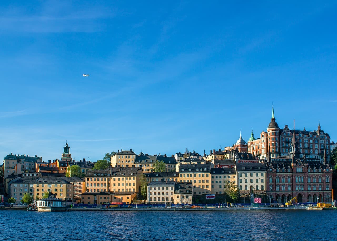 O centro histórico de Estocolmo é um convite para caminhar entre as ruelas cheias de lindos prédios com arquitetura antiga super preservada