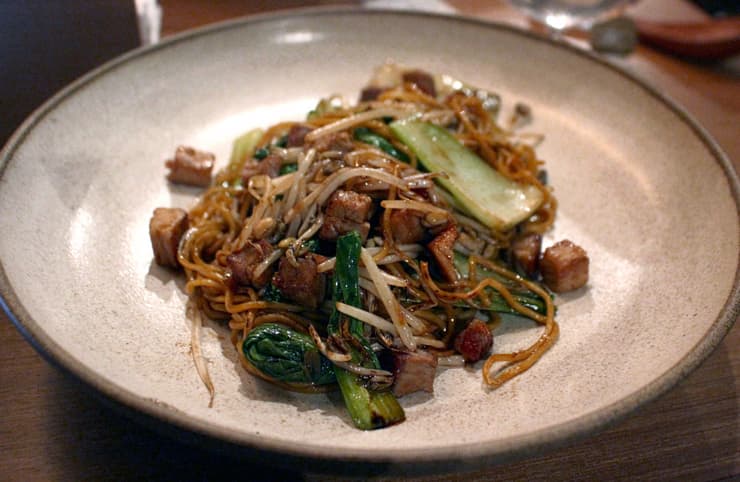 Yakimen (macarrão de ramen, ou lamen, com lombo, broto de feijão e acelga chinesa ao molho de maçã e legumes