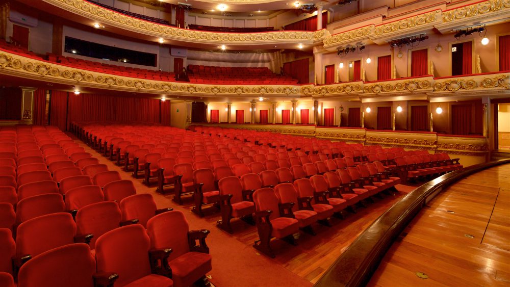 Parte interna do Teatro Municipal do Rio de Janeiro mostrando as poltronas e galerias