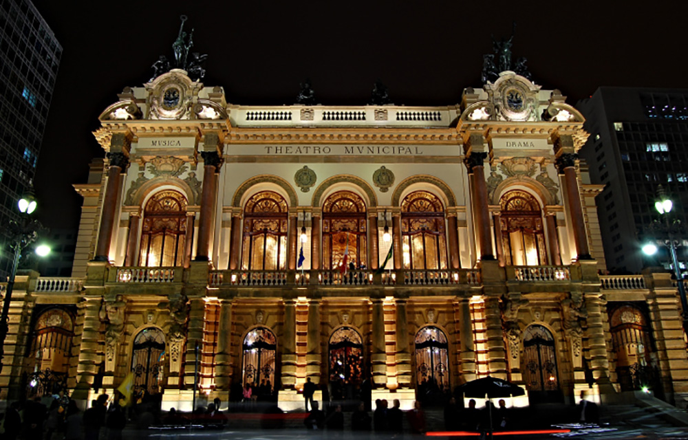 Fachada do teatro Municipal de São Paulo iluminada à noite