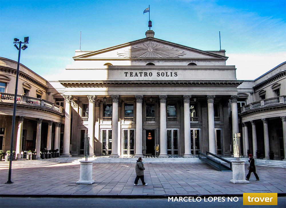 frente do Teatro Solís com uma pessoa passando em frente