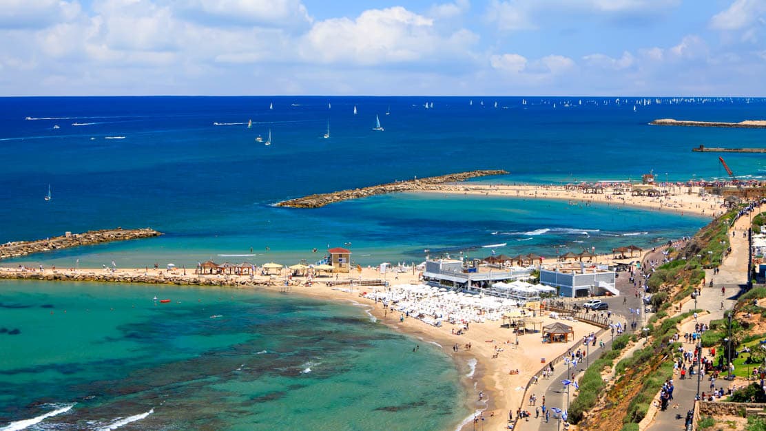 As belas praias de mar azul da cidade