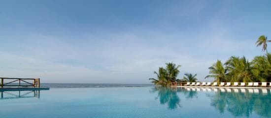 O mar parece uma extensão da piscina do Tivoli, na Praia do Forte, na Bahia