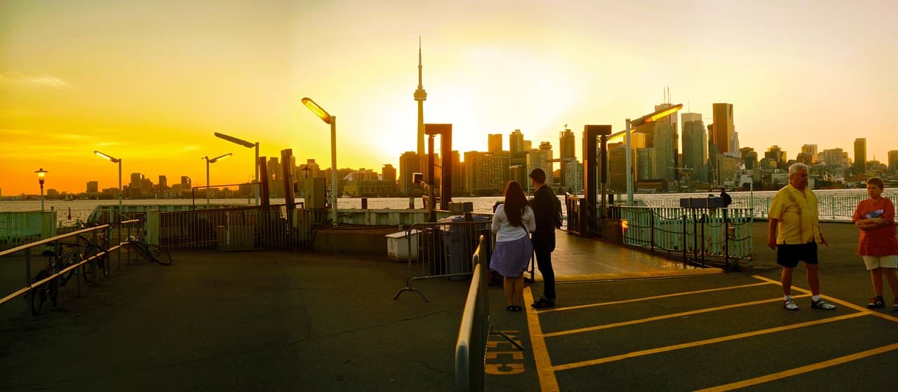 O belo pôr do sol em Toronto, onde cada vez mais brasileiros vão estudar inglês e visitar, já que acabe sendo bem mais barato que outros destinos, além do charme da cidade
