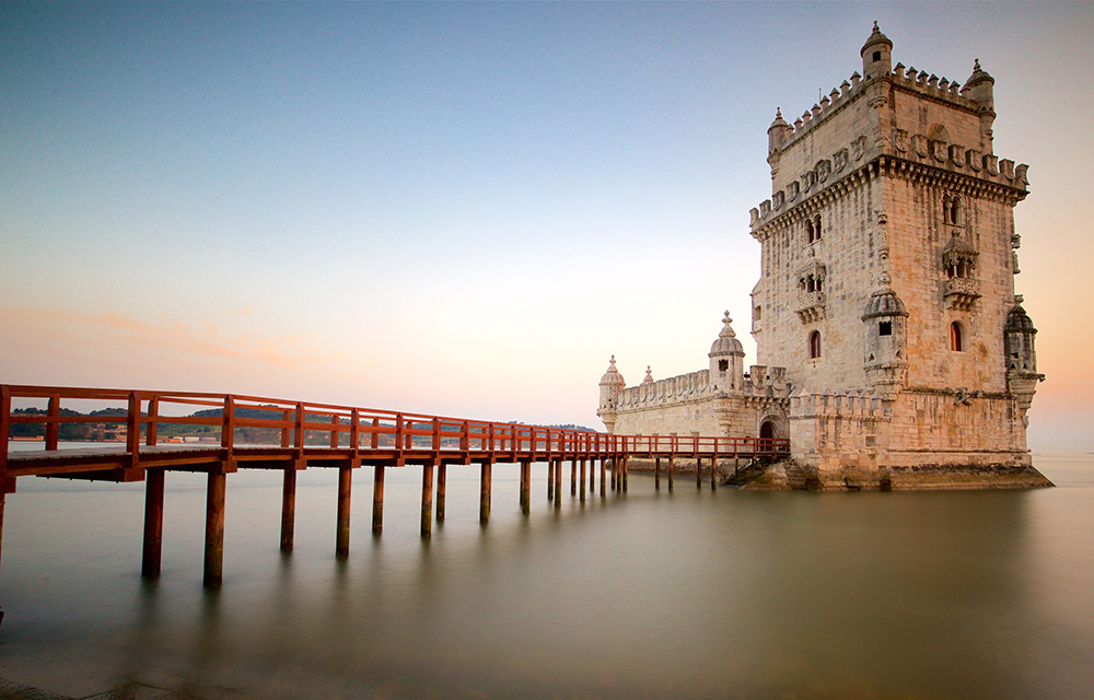 Passarela sobre a água que leva até a Torre de Belém