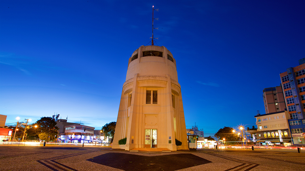 Prédio da Torre do Castelo à noite