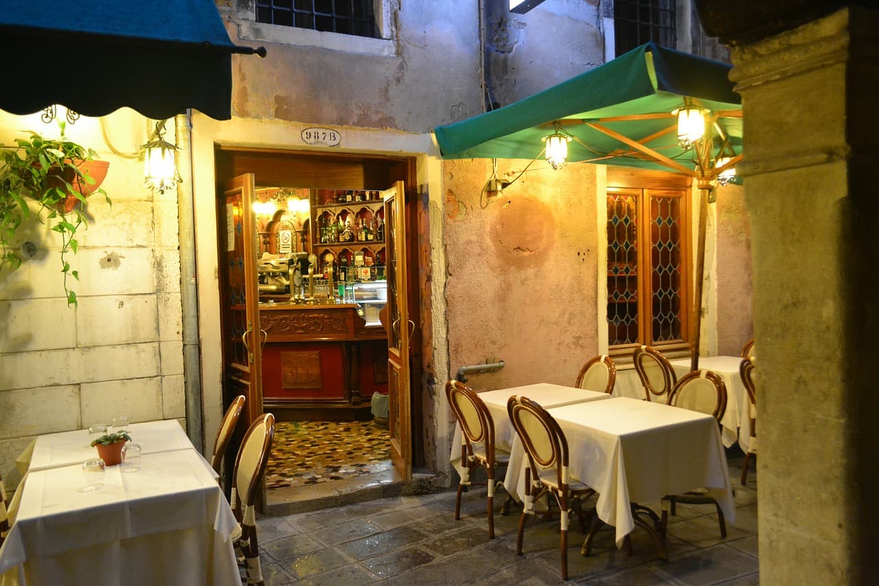 O charme da cidade está em cada um de seus vários restaurantes, com mesinhas nas ruas, ambientes ao ar livre e o cenário ao redor