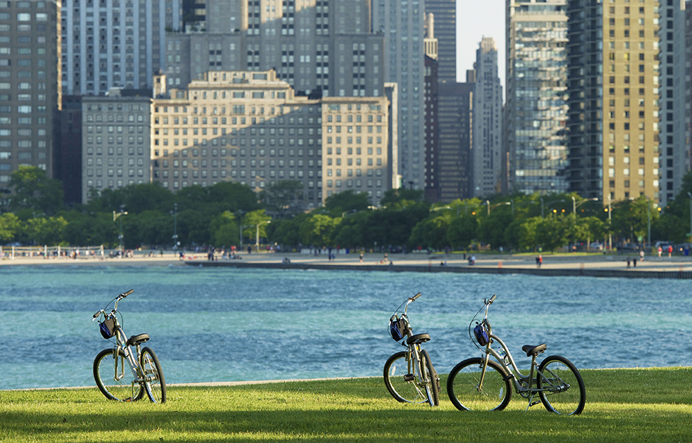 Bicicletas no gramado em frente a um lago em Chicago