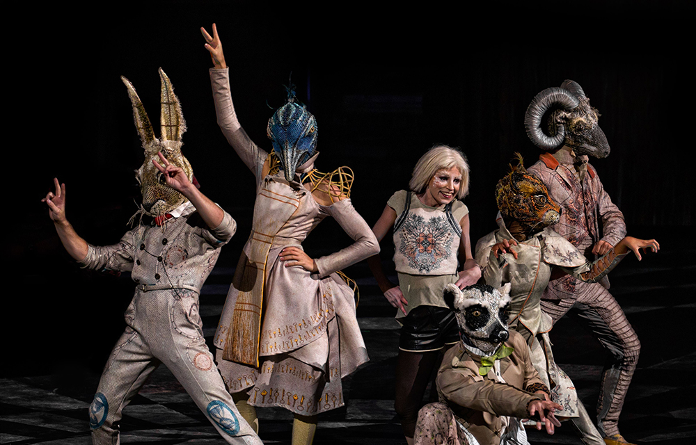 Grupo de dançarinos do Cirque du Soleil