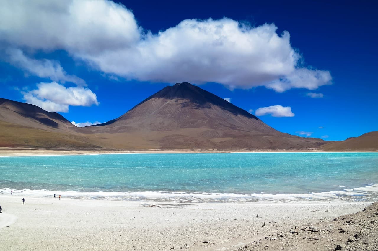 A beleza de um lago de sal na Bolívia. O país é repleto de natureza pura e muito interessante, vale a pena rodar pelo país principalmente se você for um ecoturista