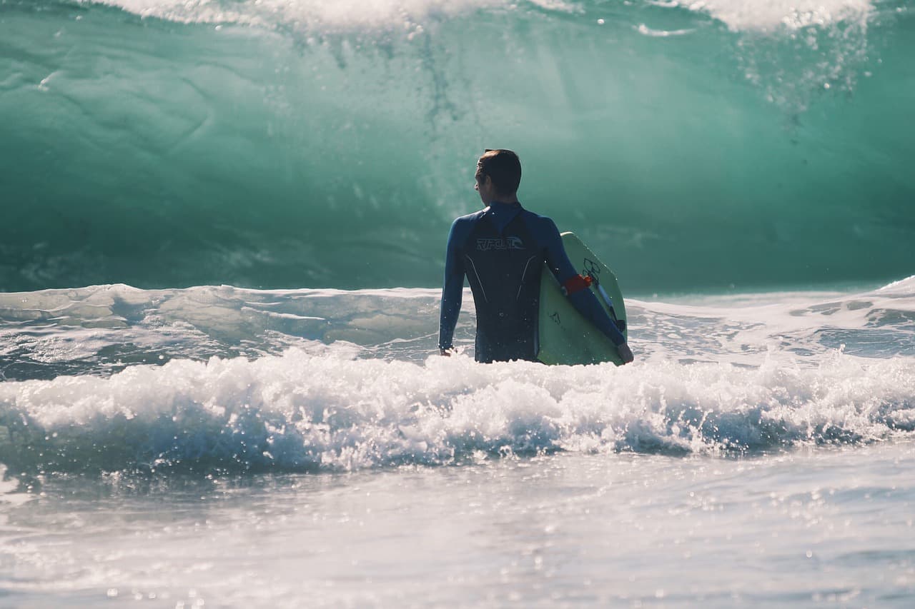 O mar é o destino mais procurado pelos turistas, seja para surfar e praticar esportes aquáticos ou somente para ficar relaxando na área
