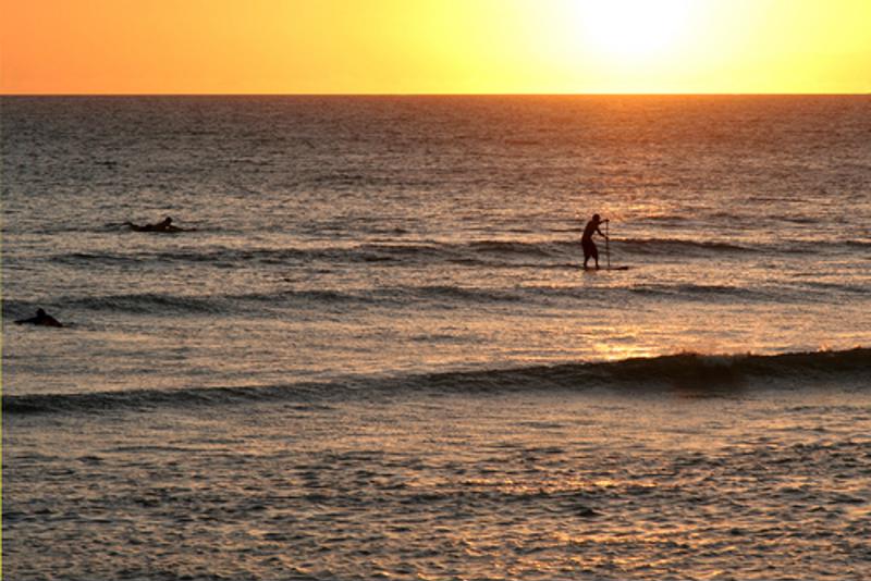 Stand up paddle boarding ao nascer do sol.